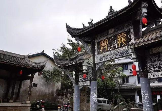 大家觉得明星天价片酬应该怎样治理？